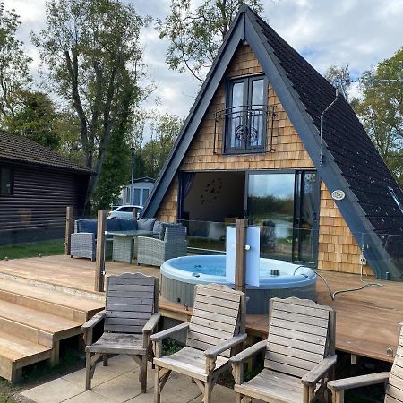 Widgeon Bespoke Cabin Is Lakeside With Private Fishing Peg, Hot Tub Situated At Tattershall Lakes Country Park Bagian luar foto