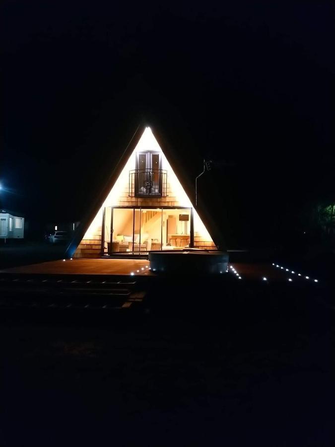 Widgeon Bespoke Cabin Is Lakeside With Private Fishing Peg, Hot Tub Situated At Tattershall Lakes Country Park Bagian luar foto