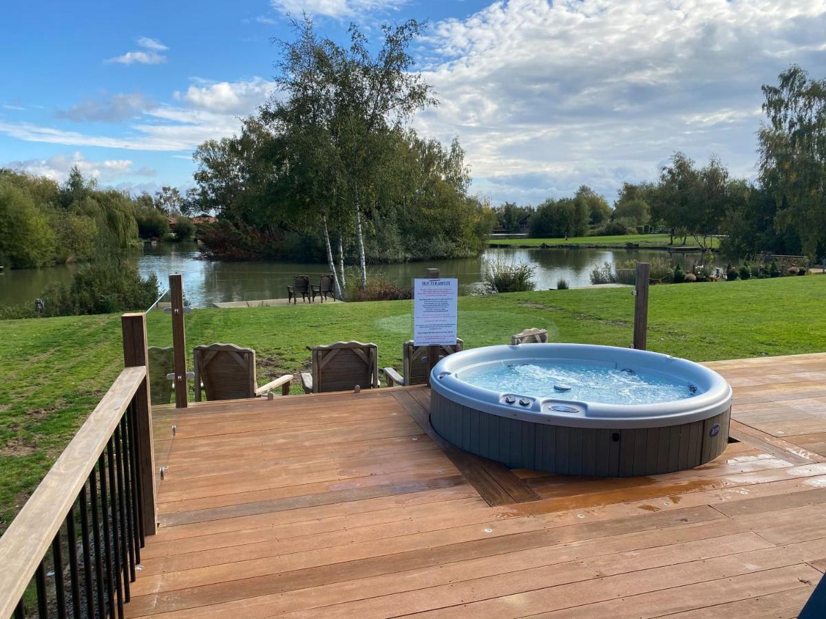 Widgeon Bespoke Cabin Is Lakeside With Private Fishing Peg, Hot Tub Situated At Tattershall Lakes Country Park Bagian luar foto