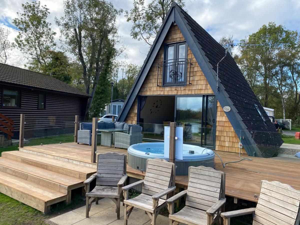 Widgeon Bespoke Cabin Is Lakeside With Private Fishing Peg, Hot Tub Situated At Tattershall Lakes Country Park Bagian luar foto