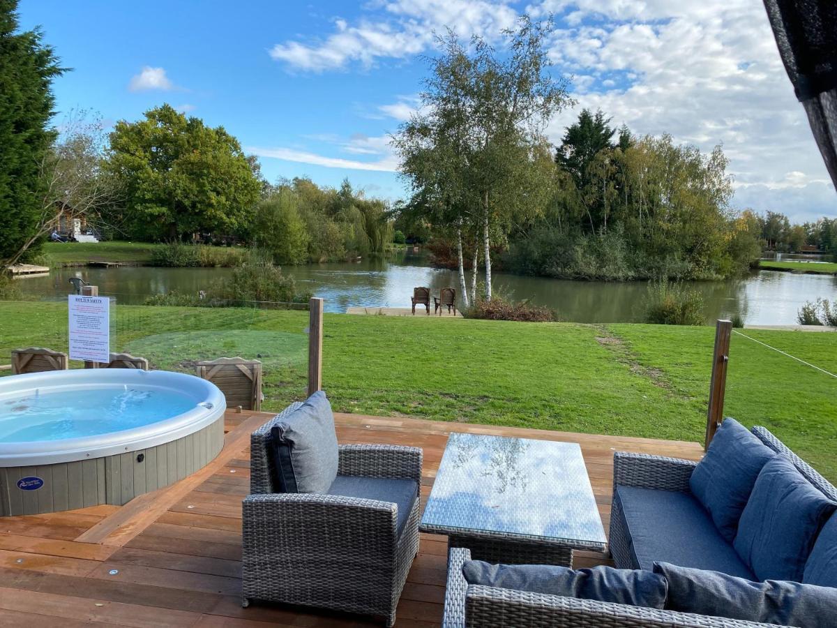 Widgeon Bespoke Cabin Is Lakeside With Private Fishing Peg, Hot Tub Situated At Tattershall Lakes Country Park Bagian luar foto