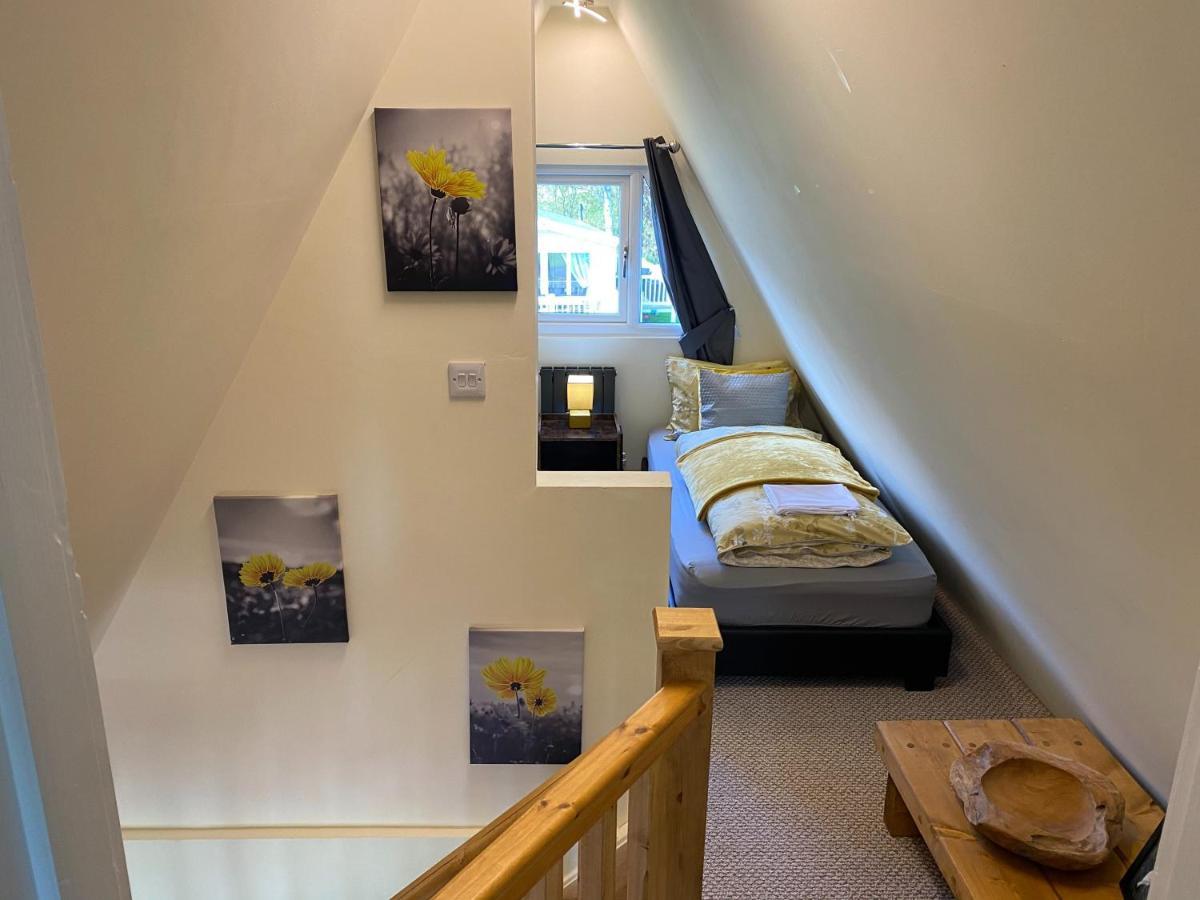 Widgeon Bespoke Cabin Is Lakeside With Private Fishing Peg, Hot Tub Situated At Tattershall Lakes Country Park Bagian luar foto