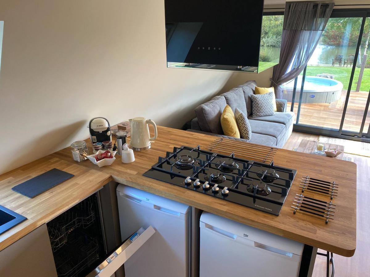 Widgeon Bespoke Cabin Is Lakeside With Private Fishing Peg, Hot Tub Situated At Tattershall Lakes Country Park Bagian luar foto