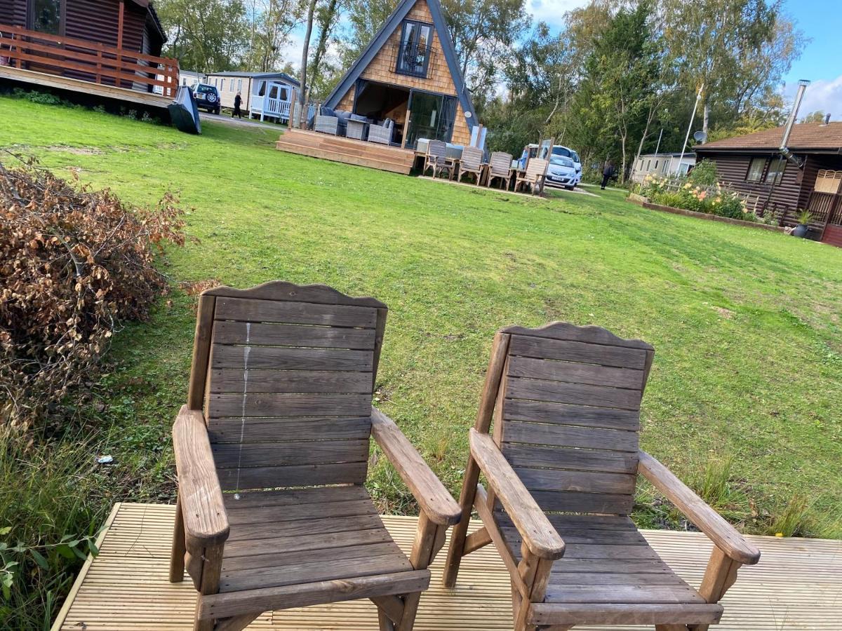 Widgeon Bespoke Cabin Is Lakeside With Private Fishing Peg, Hot Tub Situated At Tattershall Lakes Country Park Bagian luar foto