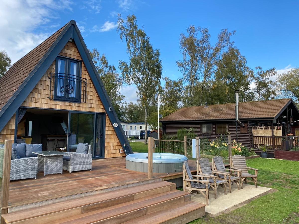 Widgeon Bespoke Cabin Is Lakeside With Private Fishing Peg, Hot Tub Situated At Tattershall Lakes Country Park Bagian luar foto