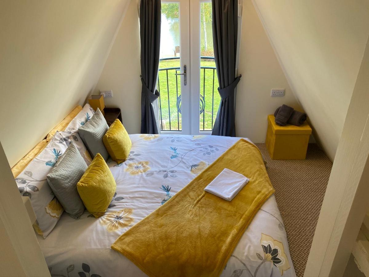 Widgeon Bespoke Cabin Is Lakeside With Private Fishing Peg, Hot Tub Situated At Tattershall Lakes Country Park Bagian luar foto