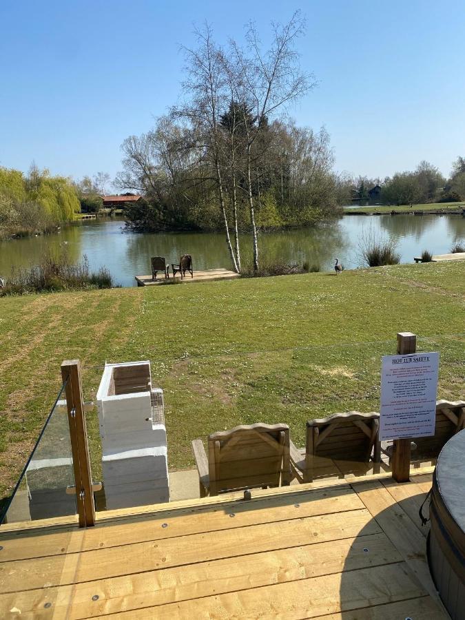 Widgeon Bespoke Cabin Is Lakeside With Private Fishing Peg, Hot Tub Situated At Tattershall Lakes Country Park Bagian luar foto